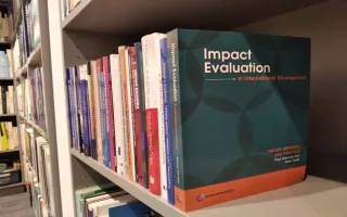 Publikacja pt. Impact evaluation in International development w zbiorach CBS