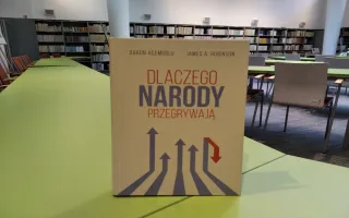 Książka na stole w czytelni