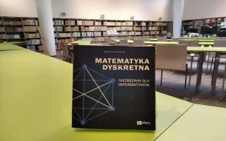 Książka na stole w czytelni