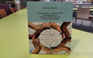 Książka na stole w czytelni