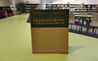 Książka na stole w czytelni