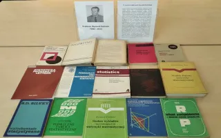 Książki na pulpicie