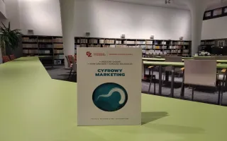 Książka na stole w czytelni