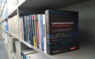 Książki na półce w czytelni