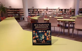 Książka na stole w czytelni