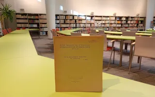 Książka na stole w czytelni