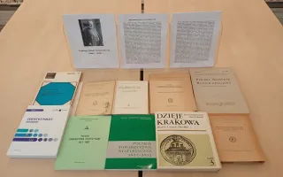 Książka na stole w czytelni