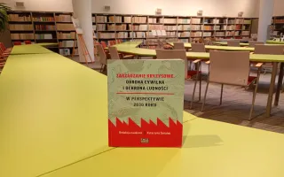 Książka na stole w czytelni