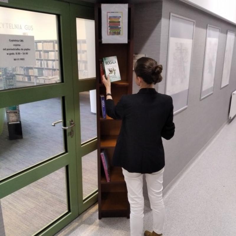 Powiększ obraz: Uruchomienie w CBS punktu wymiany książek w ramach akcji "Uwalnianie Książek"