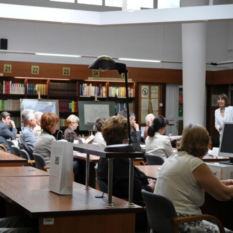 Powiększ obraz: Dyrektor Centralnej Biblioteki Statystycznej wita gości w Czytelni