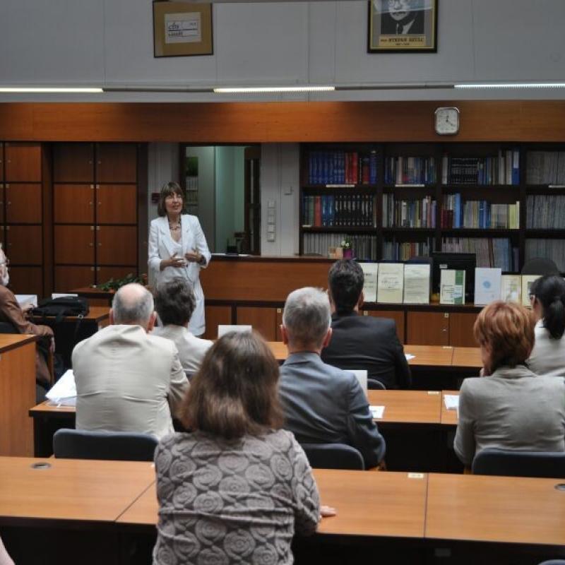 Powiększ obraz: Dyrektor Centralnej Biblioteki Statystycznej omawia gromadzenie zbiorów