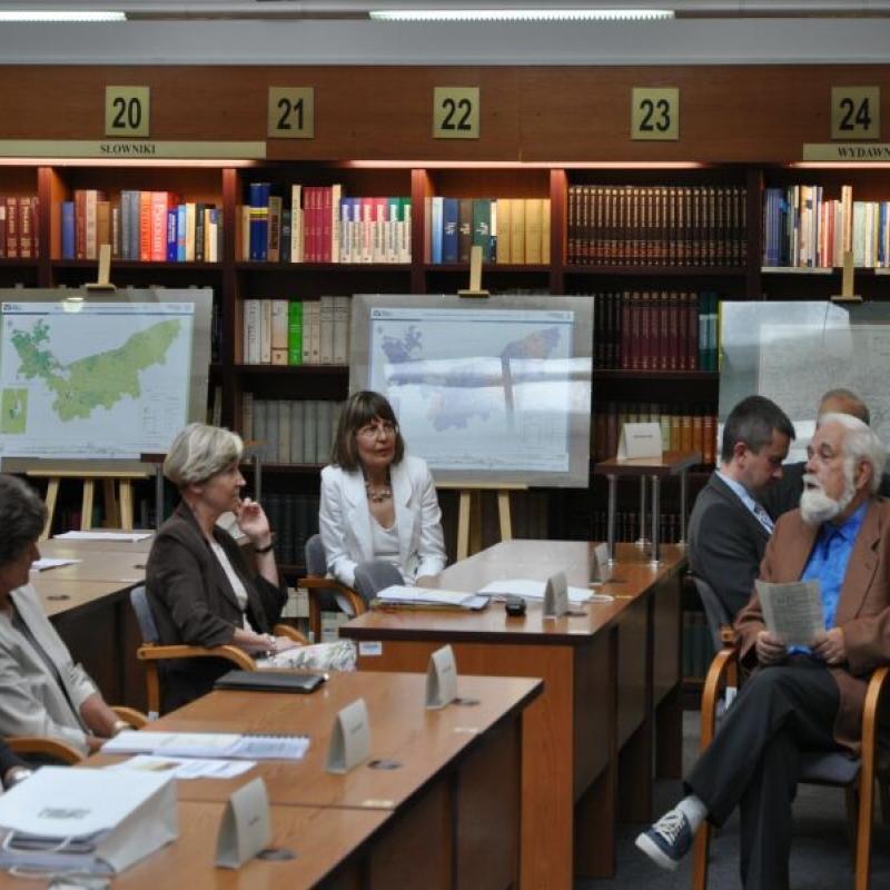 Powiększ obraz: Andrzej Jopkiewicz przedstawia losy wojenne Biblioteki