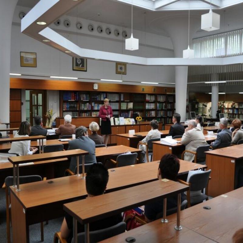 Powiększ obraz: Dorota Kierska charakteryzuje okolicznościową wystawę