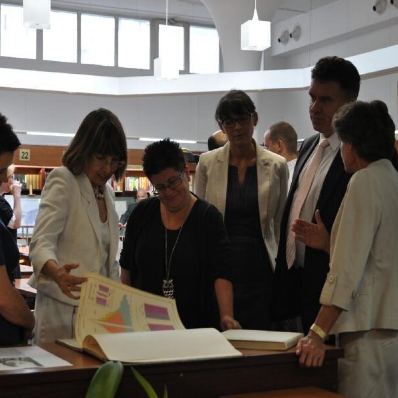 Powiększ obraz: Kierownictwo GUS i SBP zwiedza wystawę