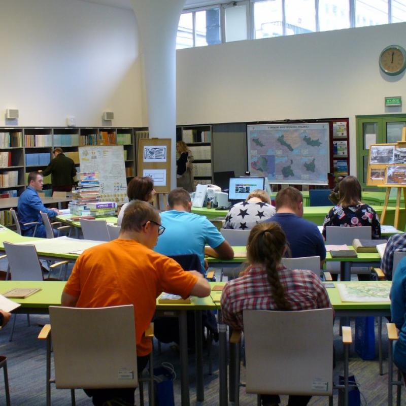 Powiększ obraz: 10.10.2017 - wizyta członków Stowarzyszenia „Bardziej Kochani”