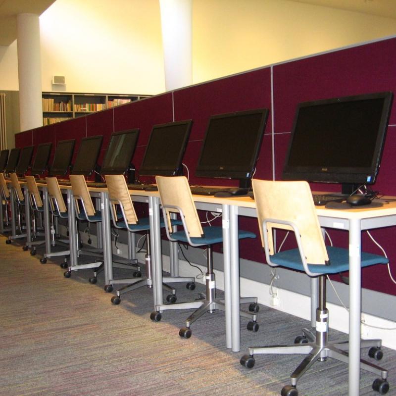Powiększ obraz: Nowa Czytelnia - stanowiska komputerowe dla czytelników