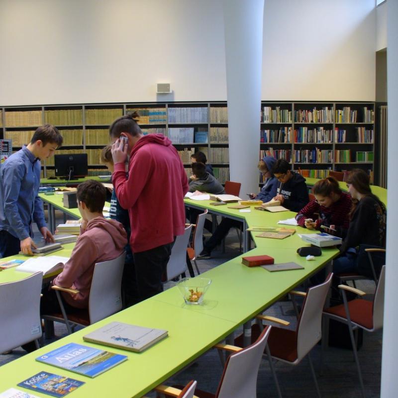 Powiększ obraz: 13.02.2018 - Wizyta uczniów Społecznego Gimnazjum nr 4 im. Władysława Grabskiego