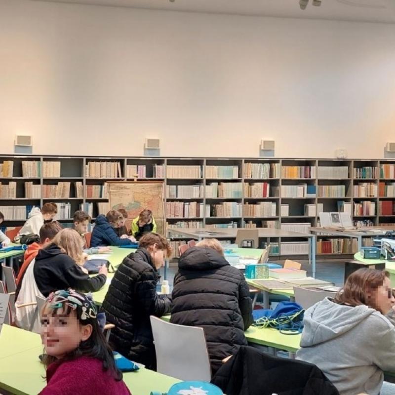 Powiększ obraz: Lekcja biblioteczna z uczniami kl. 8 ze SP nr 355 w Warszawy