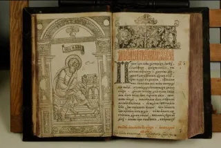 Powiększ obraz: Apostoł. Lwów,1574 (pierwsza drukowana na Ukrainie książka). Źródło - www.mkdu.com.uaenkolektsiiaonline-collection