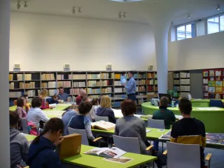 Powiększ obraz: Lekcja biblioteczna dla uczniów szkoły podstawowej