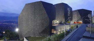 Powiększ obraz: Park Biblioteczny Hiszpania w Kolumbii. Źródło zdjęcia - www.archdaily. com
