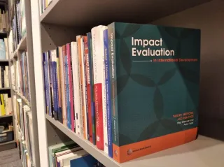 Powiększ obraz: Publikacja pt. Impact evaluation in International development w zbiorach CBS