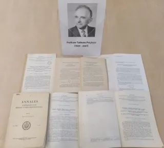Powiększ obraz: Publikacje autorstwa prof. Tadeusza Przybysza w zbiorach CBS
