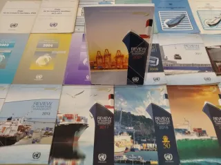 Powiększ obraz: Review of Maritime Transport