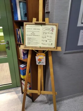 Powiększ obraz: Tablica i cukierki z okazji Dnia Życzliwości w bibliotece