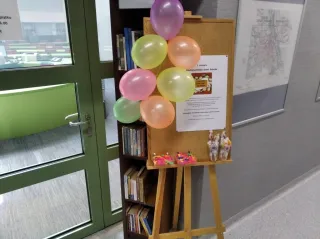 Powiększ obraz: Tablica na Dzień Dziecka w Centralnej Bibliotece Statystycznej