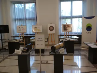 Powiększ obraz: Wystawa „230 lat spisów ludności na ziemiach polskich” podczas konferencji w Sejmie.