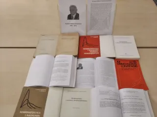 Książki na pulpicie