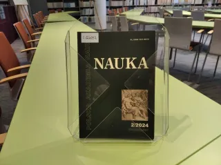 Powiększ obraz: publikacja na stole w czytelni 