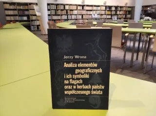 Powiększ obraz: Książka na stoliku