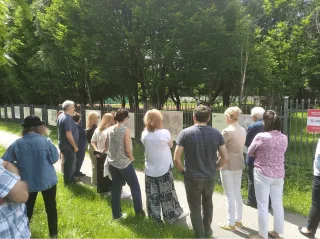 Powiększ obraz: Grupa osób oglądająca tablice wystawowe