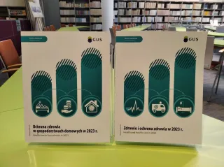 Powiększ obraz: Dwie książki na stoliku