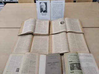 Powiększ obraz: Książki na pulpicie