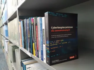 Powiększ obraz: Książki na półce w czytelni