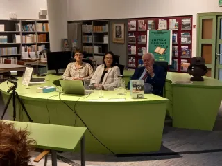 Powiększ obraz: Prelegenci przy pulpicie