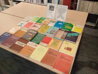 Powiększ obraz: Książki na stole w czytelni