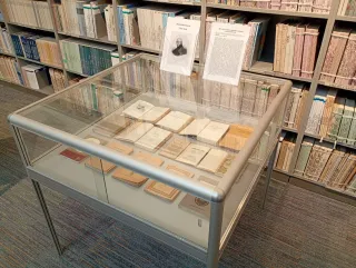 Powiększ obraz: Książki w gablocie znajdującej się w czytelni