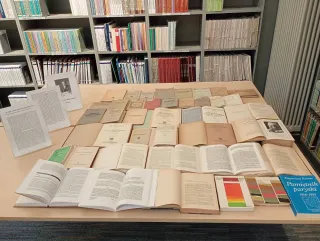 Powiększ obraz: Książki na stole w czytelni