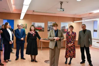 Powiększ obraz: Grupa stojących osób 