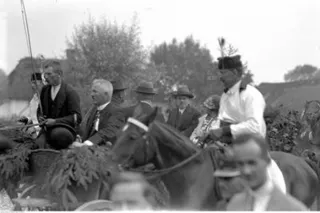 Powiększ obraz: Osoby jadące konno i bryczką