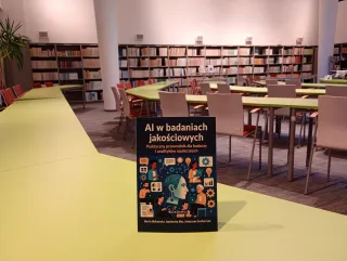 Powiększ obraz: Książka na stole w czytelni