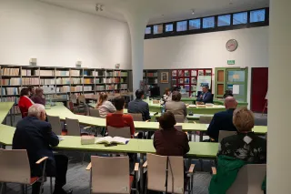 Powiększ obraz: Prowadzący i uczestnicy seminarium w czytelni