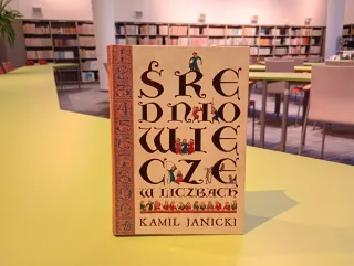 Powiększ obraz: Książka na stole w czytelni