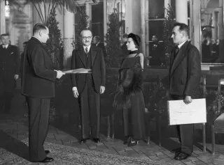 Powiększ obraz: Grupa stojących osób: Prezydent Warszawy Stefan Starzyński, Pola Gojawiczyńska, Alfons Karny i profesor Jan Łukasiewicz 