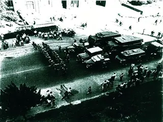 Powiększ obraz: Oddziały ZOMO interweniujące na ulicach Radomia w 1976 r