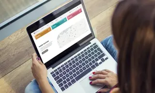 Powiększ obraz: Osoba wyszukująca dane na laptopie